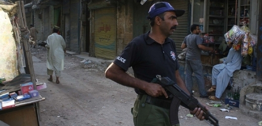 Sebevražedný atentátník zabil v sobotu na severozápadě Pákistánu šest lidí, včetně místního vůdce protitalibanských milicí Fateha Chána.